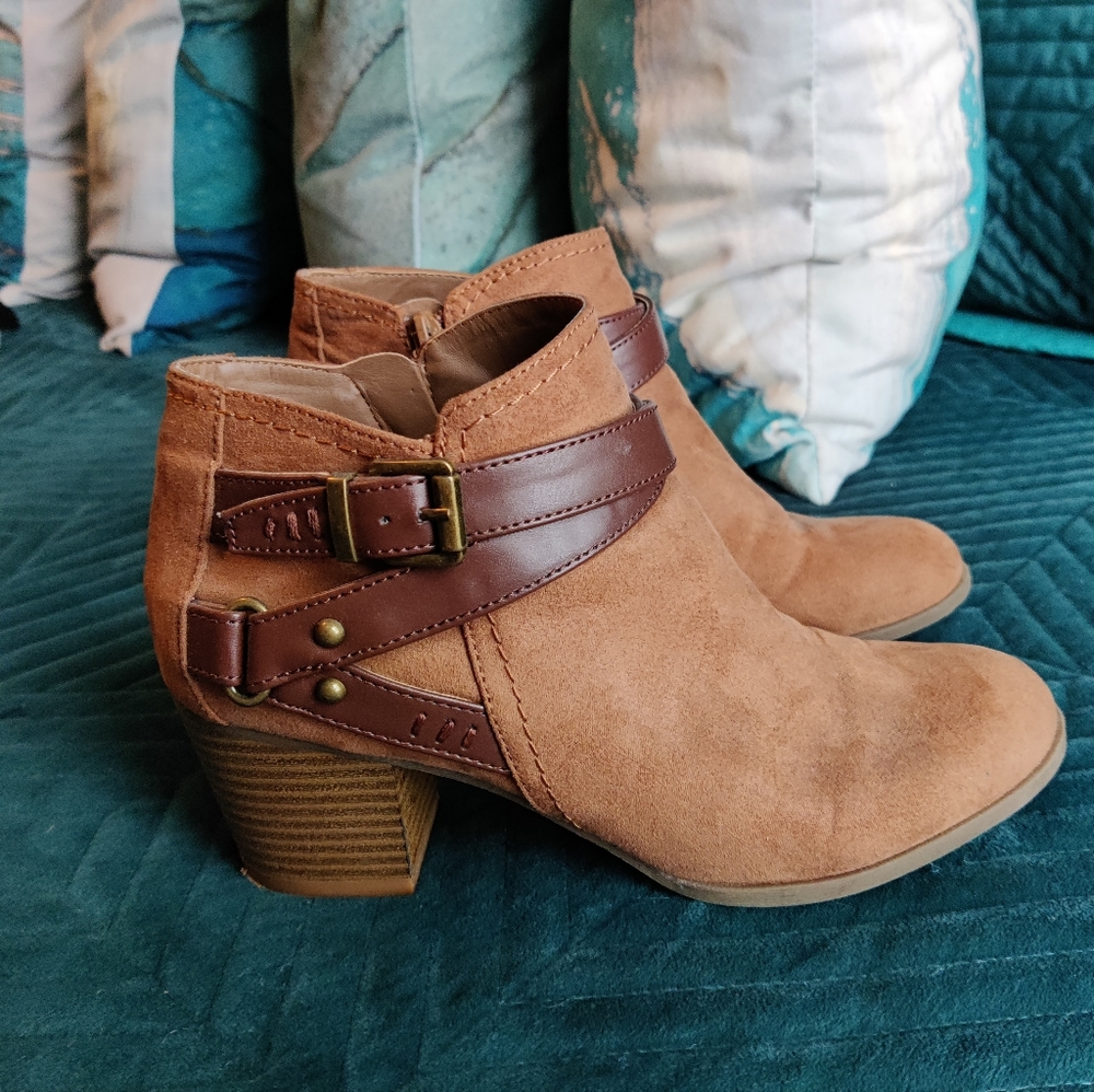 New size 8 brown suede booties